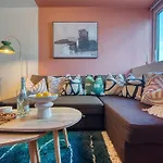 Easter Special Offer!! Cosy 2-Br Stunning City Apartment, Spacious, Sleeps 6, With Onsite Parking - Near Gunwharf Quays & Beach - By Blue Puffin Stays