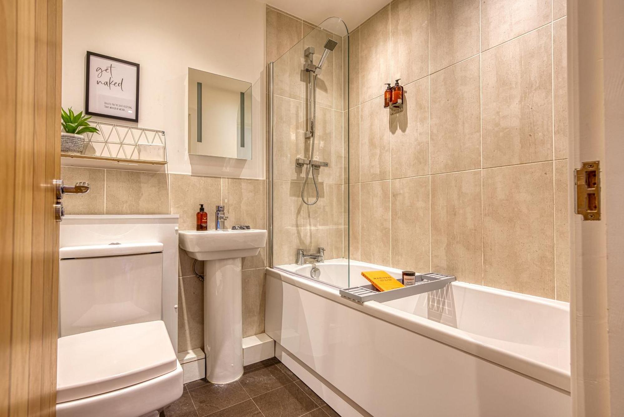 Easter Special Offer!! Cosy 2-br Stunning Apartment, Spacious, Sleeps 6, With Onsite Parking - Near Gunwharf Quays & - By Blue Puffin * Portsmouth