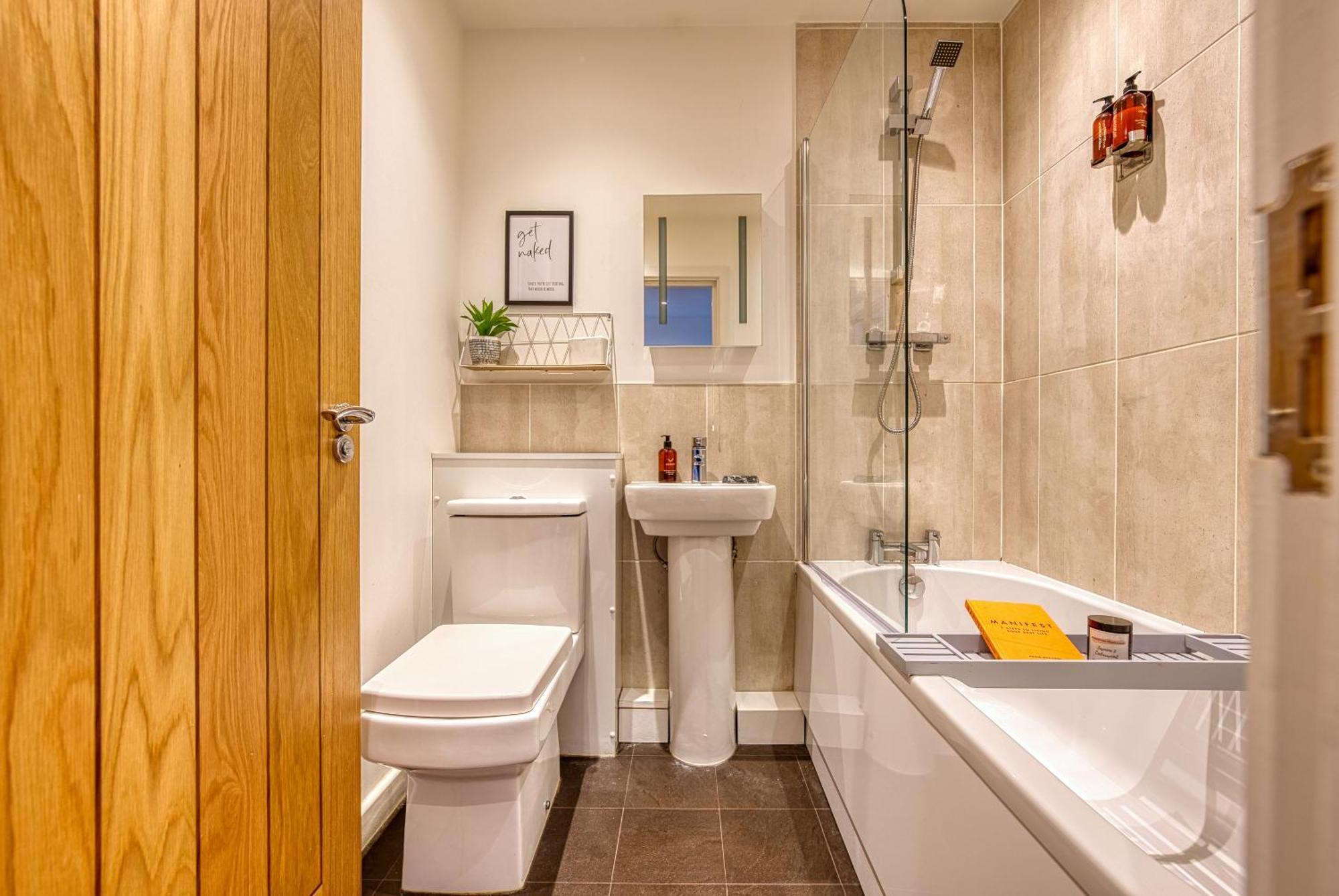 Easter Special Offer!! Cosy 2-br Stunning Apartment, Spacious, Sleeps 6, With Onsite Parking - Near Gunwharf Quays & - By Blue Puffin Portsmouth