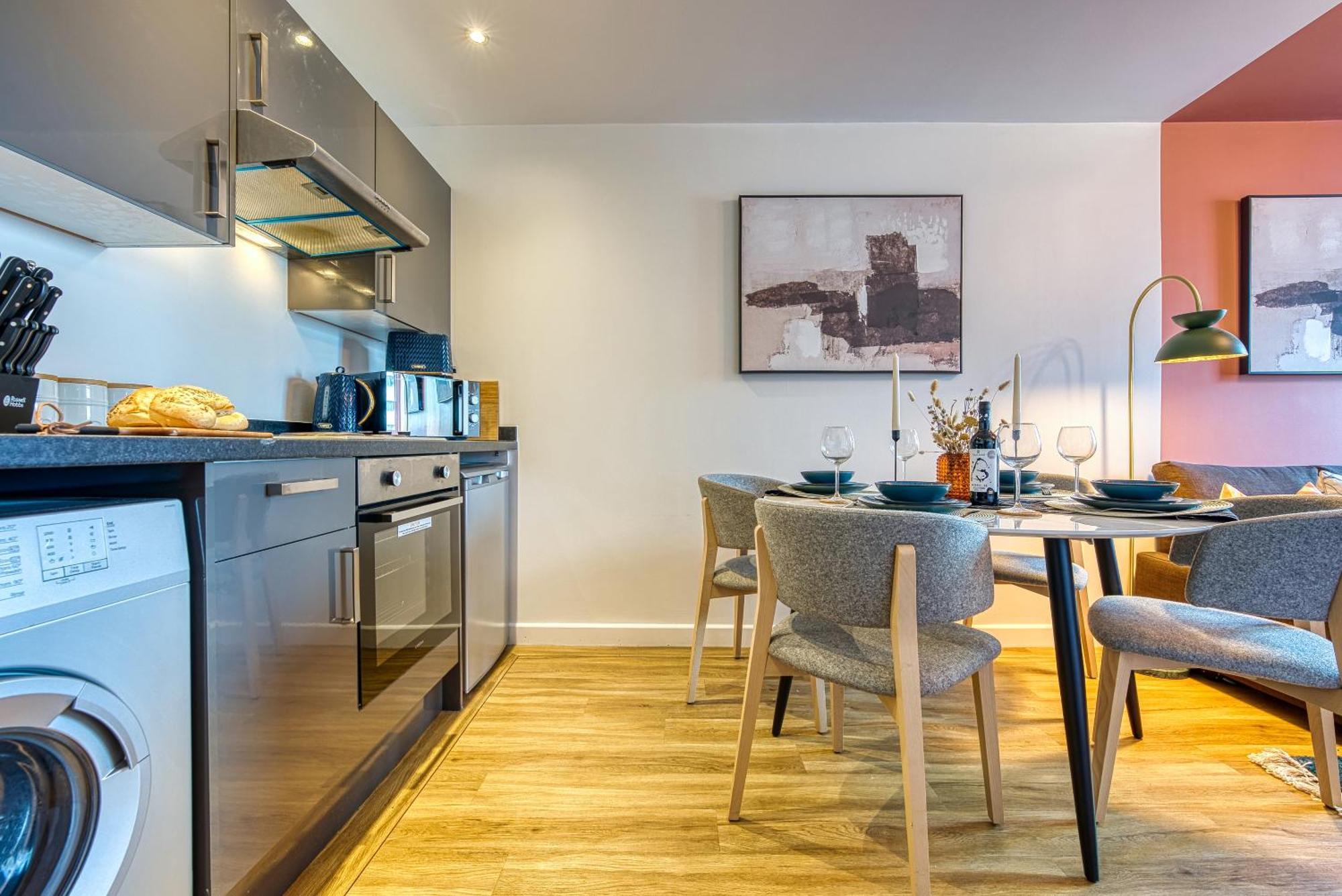 Easter Special Offer!! Cosy 2-br Stunning Apartment, Spacious, Sleeps 6, With Onsite Parking - Near Gunwharf Quays & - By Blue Puffin