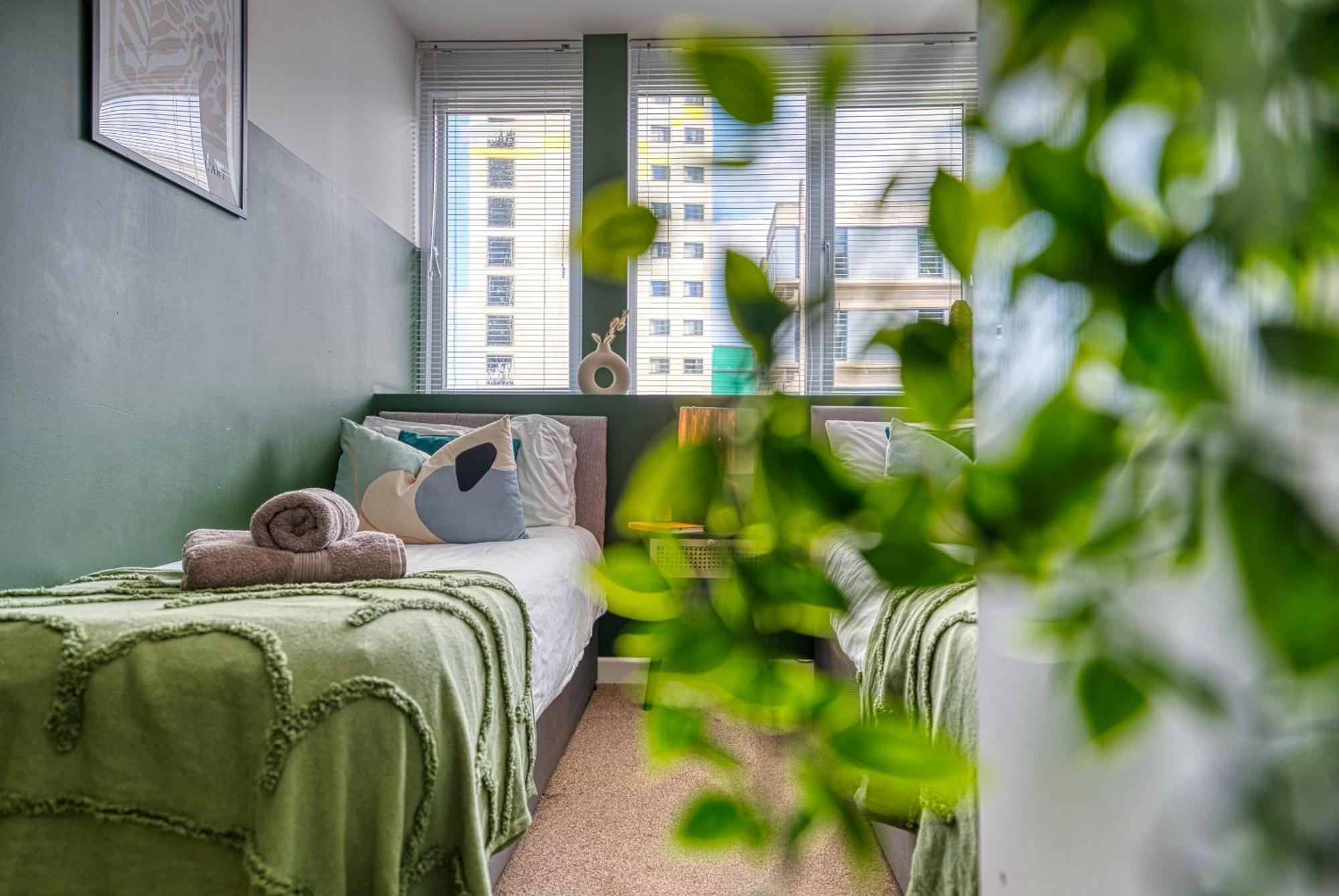 Easter Special Offer!! Cosy 2-br Stunning Apartment, Spacious, Sleeps 6, With Onsite Parking - Near Gunwharf Quays & - By Blue Puffin Appartement