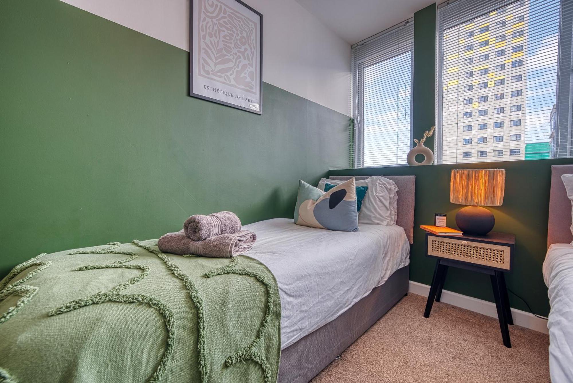 Easter Special Offer!! Cosy 2-br Stunning Apartment, Spacious, Sleeps 6, With Onsite Parking - Near Gunwharf Quays & - By Blue Puffin Appartement