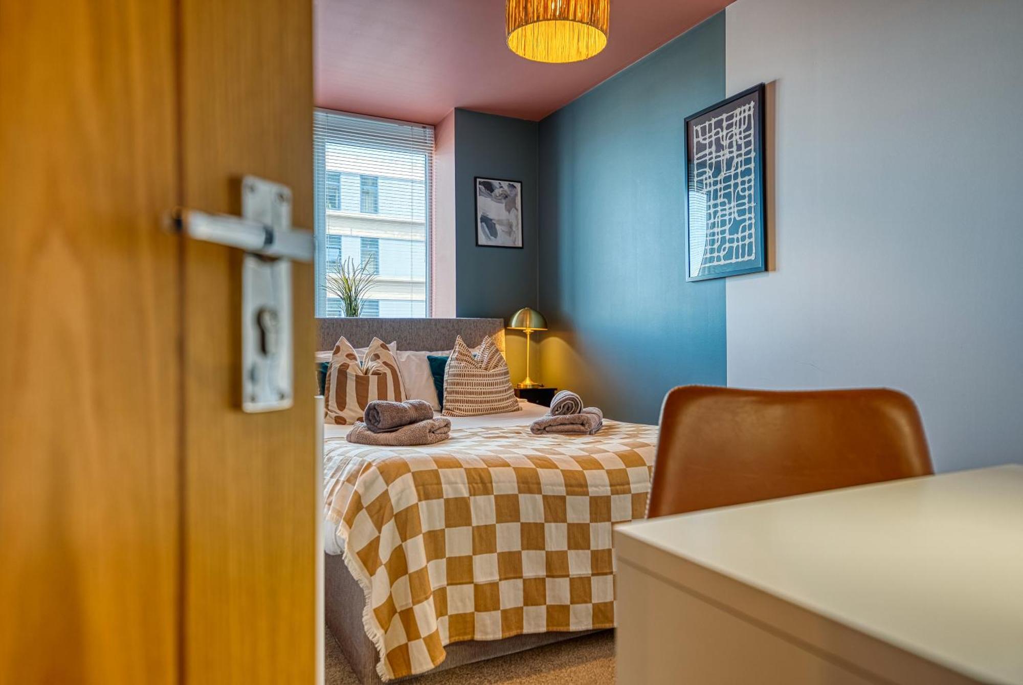 Easter Special Offer!! Cosy 2-br Stunning Apartment, Spacious, Sleeps 6, With Onsite Parking - Near Gunwharf Quays & - By Blue Puffin *