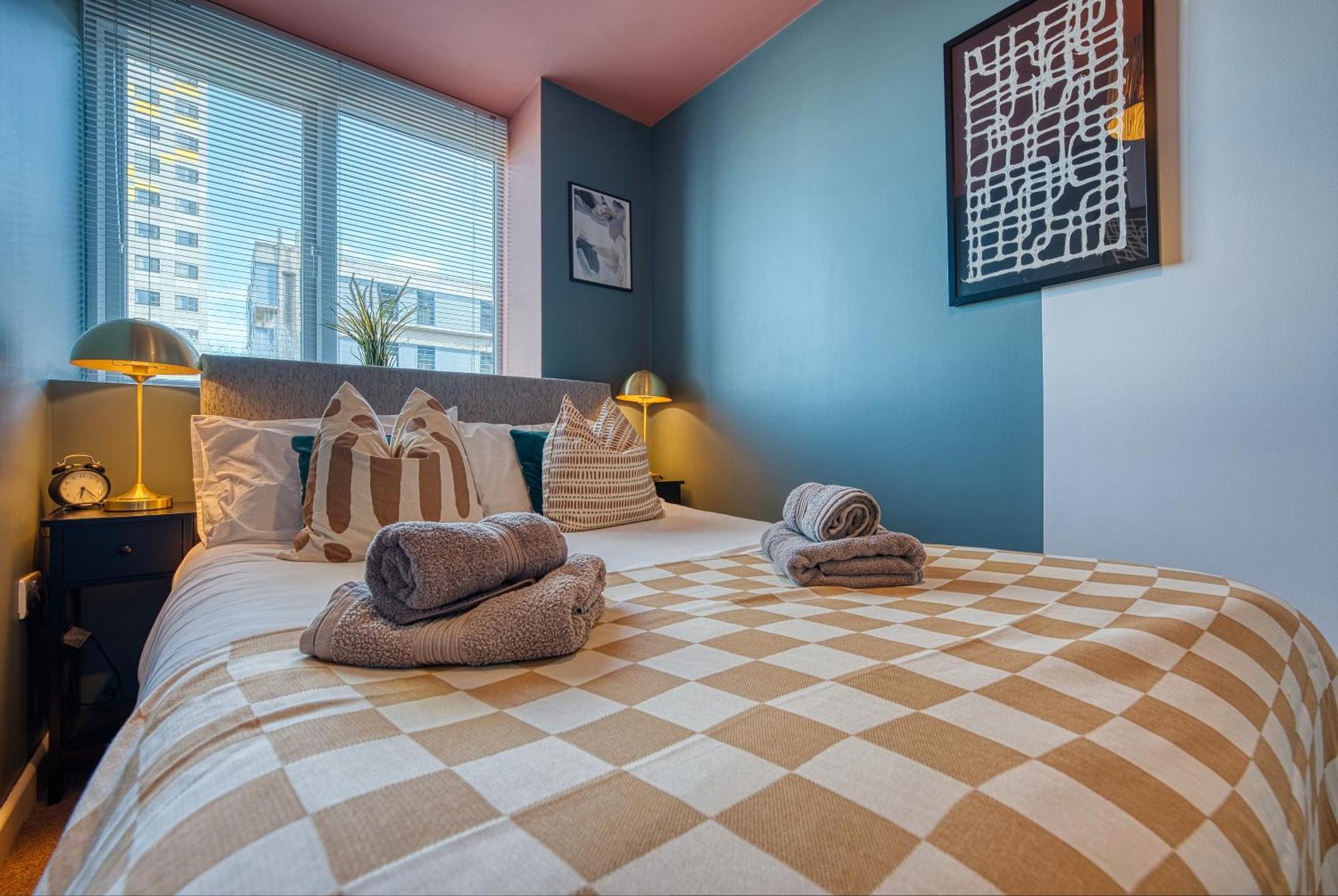 Easter Special Offer!! Cosy 2-br Stunning Apartment, Spacious, Sleeps 6, With Onsite Parking - Near Gunwharf Quays & - By Blue Puffin *