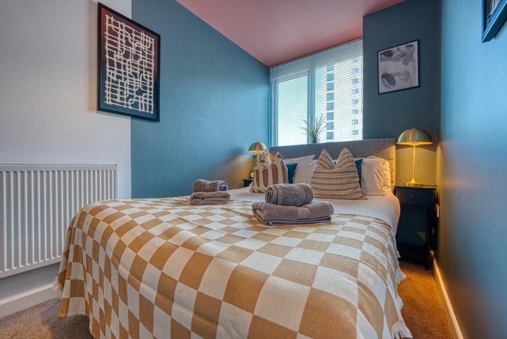 Easter Special Offer!! Cosy 2-br Stunning Apartment, Spacious, Sleeps 6, With Onsite Parking - Near Gunwharf Quays & - By Blue Puffin *