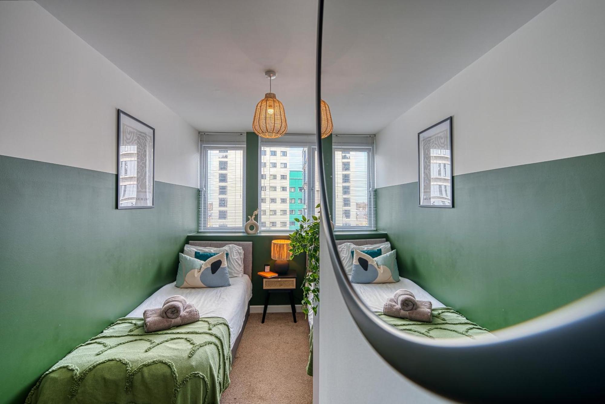 Easter Special Offer!! Cosy 2-br Stunning Apartment, Spacious, Sleeps 6, With Onsite Parking - Near Gunwharf Quays & - By Blue Puffin Appartement